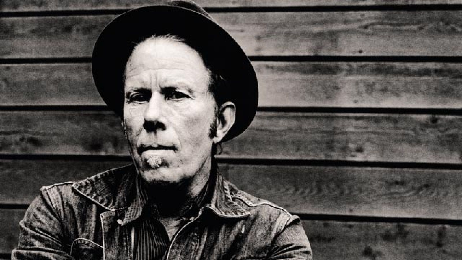  Los fans de uno de los grandes de la música están de enhorabuena, hacía tiempo que no había canciones nuevas de Tom Waits. Hoy el californiano ha anunciado que el 25 de octubre podremos ver cómo gruñe 13 temas en un álbum que se titula "Malo como yo".