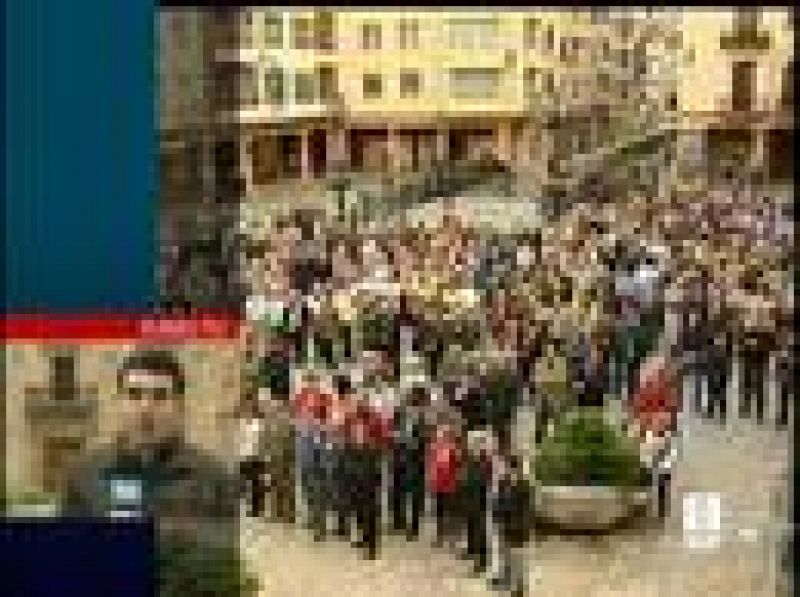 Unas 200 personas se han concentrado frente al Ayuntamiento de Zarautz, por espacio de 15 minutos en silencio, en repulsa del atentado contra la sede de Construcciones Amenabar de esta localidad guipuzcoana (02/06/08).
