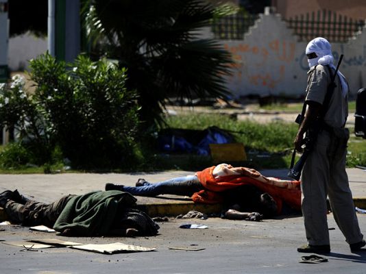 Telediario 1 - Los combates continúan en Trípoli mientras los rebeldes ponen precio a la cabeza de Gadafi