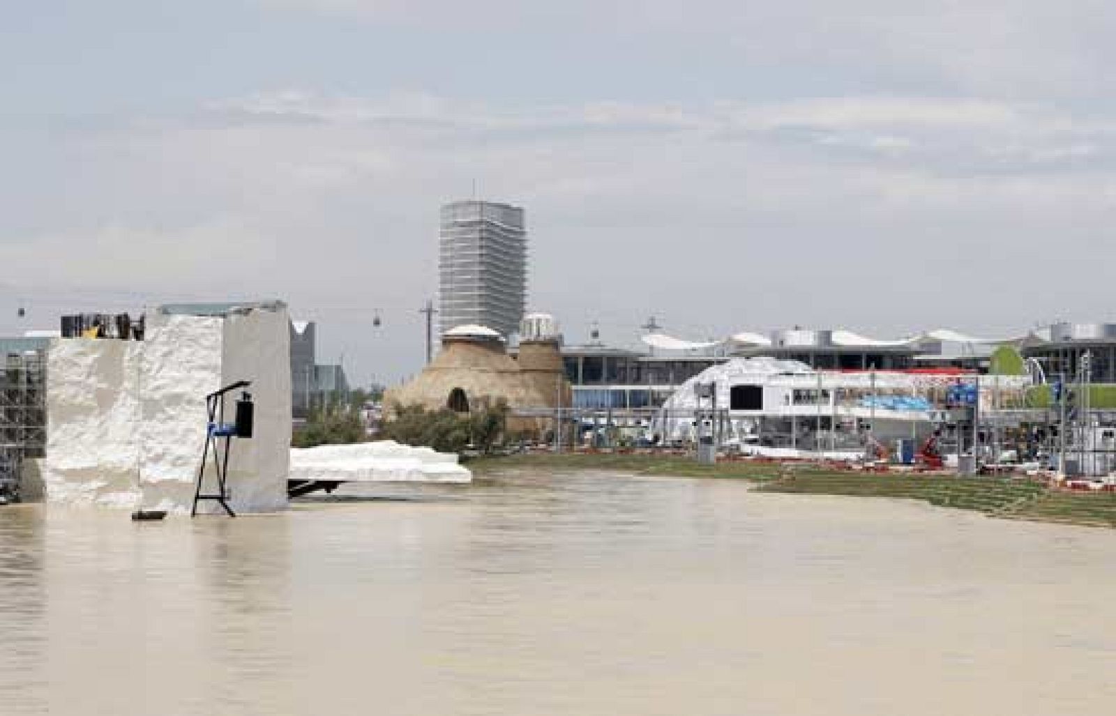 El Gobierno de Aragón ha activado la Fase de Emergencia ante Inundaciones ante la posibilidad de la crecida del Ebro, lo que ha obligado a activar medidas de protección en la Expo de Zaragoza (02/06/08).