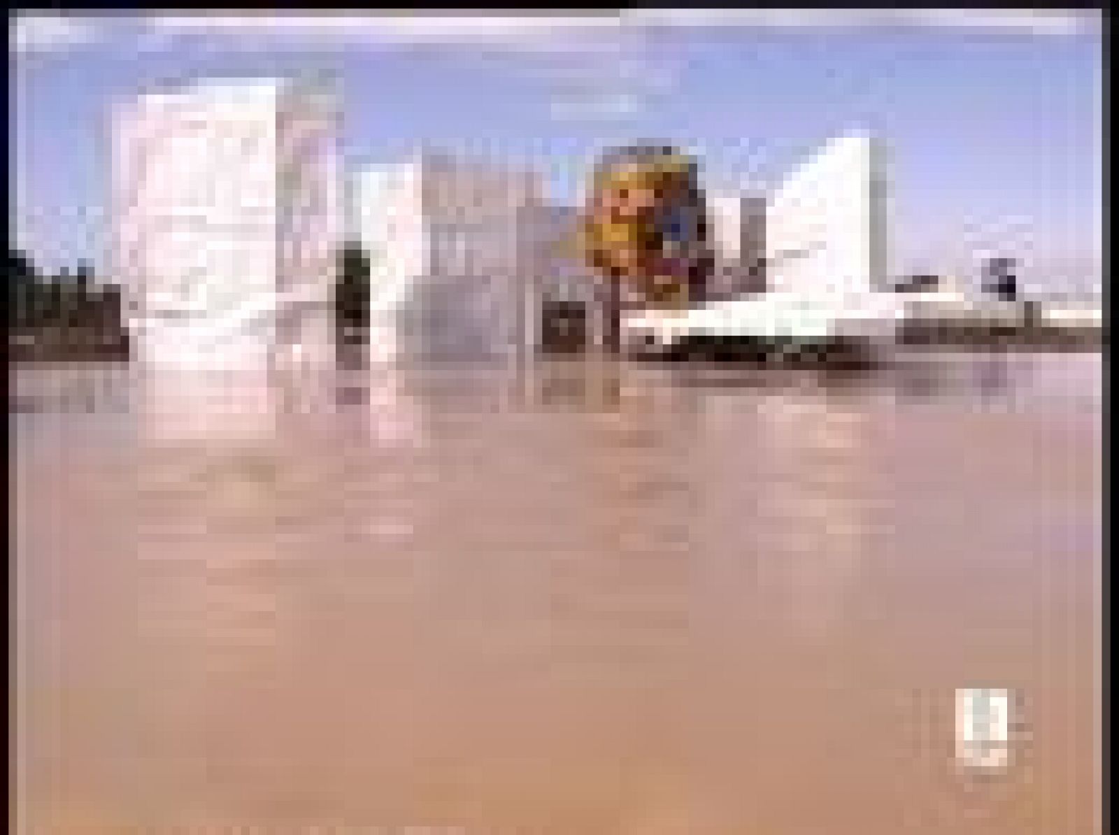 El Gobierno de Aragón ha activado la Fase de Emergencia ante Inundaciones ante la posibilidad de la crecida del Ebro, lo que ha obligado a activar medidas de protección en la Expo de Zaragoza (02/06/08).