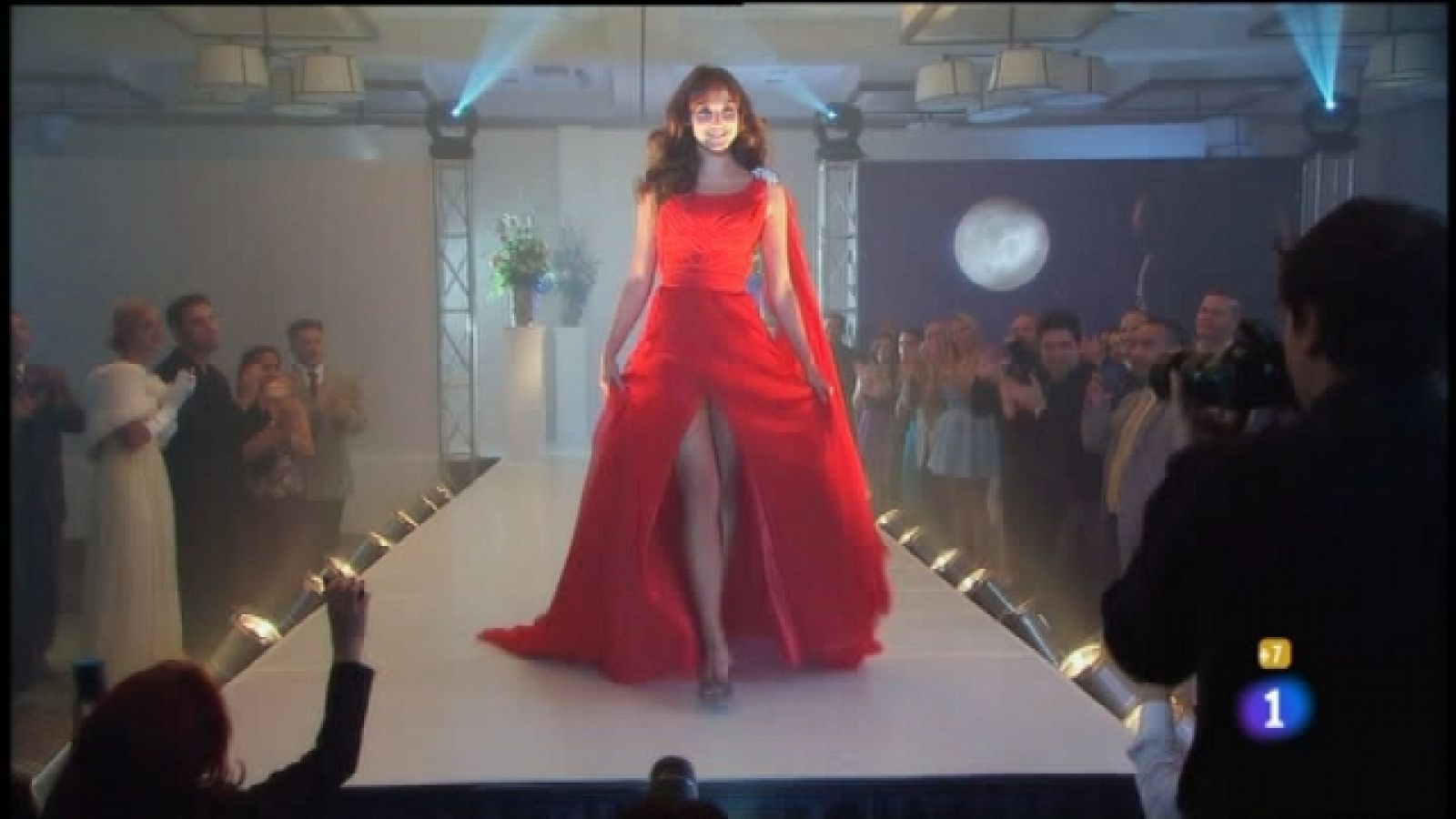 Eva Luna - Capítulo 43 - Se celebra el evento del lanzamiento del perfume, y Marisol debuta como cantante gracias a Giorgio - Ver ahora