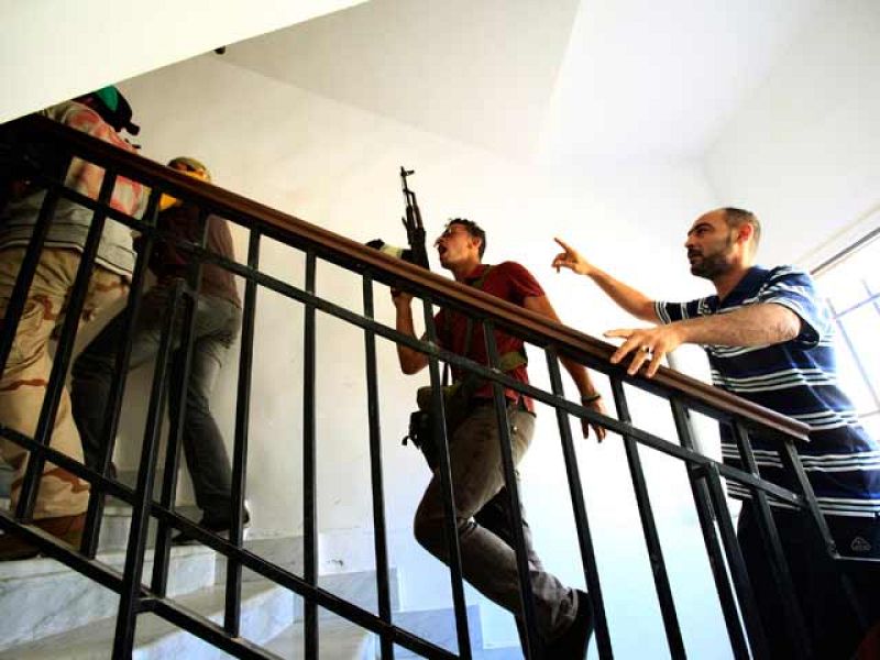 Gadafi llama a "purificar" Trípoli mientras los rebeldes asaltan su posible escondite