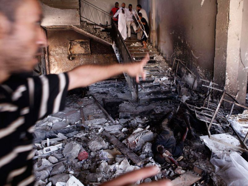 La OTAN intensifica sus ataques contra las fuerzas de Gadafi en las últimas horas 