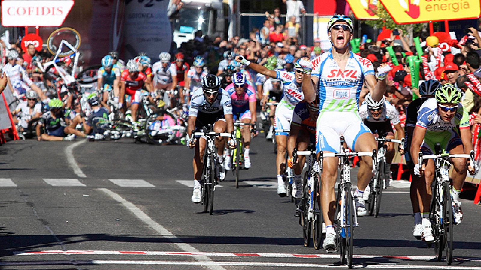 Una caída ha marcado el final de la séptima etapa de la Vuelta con final en Talavera de la Reina, donde se ha impuesto el corredor del Skil Marcel Kittel. Corredores importantes como 'Purito' Rodríguez o Tyler Farrar se han visto involucrados.