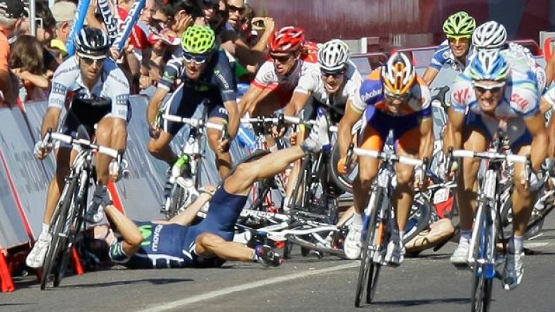 El final de la séptima etapa de la Vuelta 2011, con final en Talavera, se ha visto marcado por una 'montonera' en el inicio del sprint final