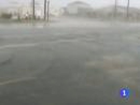  El huracán "Irene" se ha cobrado ya tres víctimas a su paso por Carolina del Norte