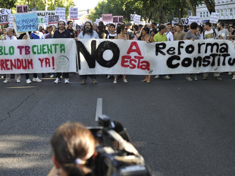 Miles de personas salen a la calle en toda España contra la reforma constitucional 