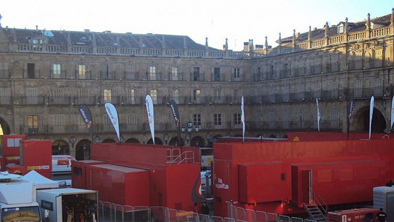 La única contrarreloj de la Vuelta a España 2011 tiene lugar en Salamanca. La ciudad vive un lunes diferente ya que la meta se ha instalado en el corazón de la ciudad, la Plaza Mayor.