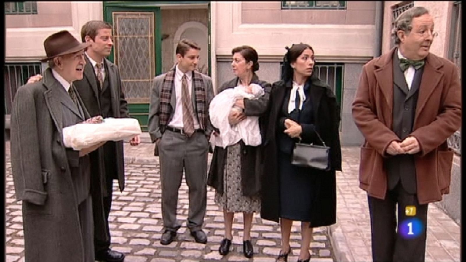 Amar en tiempos revueltos - T6 - Capítulo 257 - Felisa y Trino tienen un emocionado encuentro en la cárcel - Ver ahora