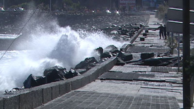  Olas de más de tres metros destrozan el paseo marítimo de San Andrés