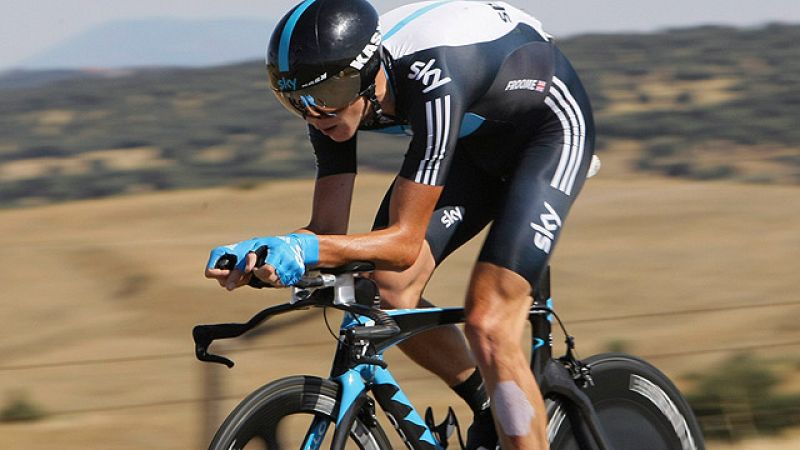 El sorprendente Chris Froome se ha aúpado al liderato de la Vuelta a España 2011 en la contrarreloj de Salamanca, que ha ganado el alemán Tony Martin.