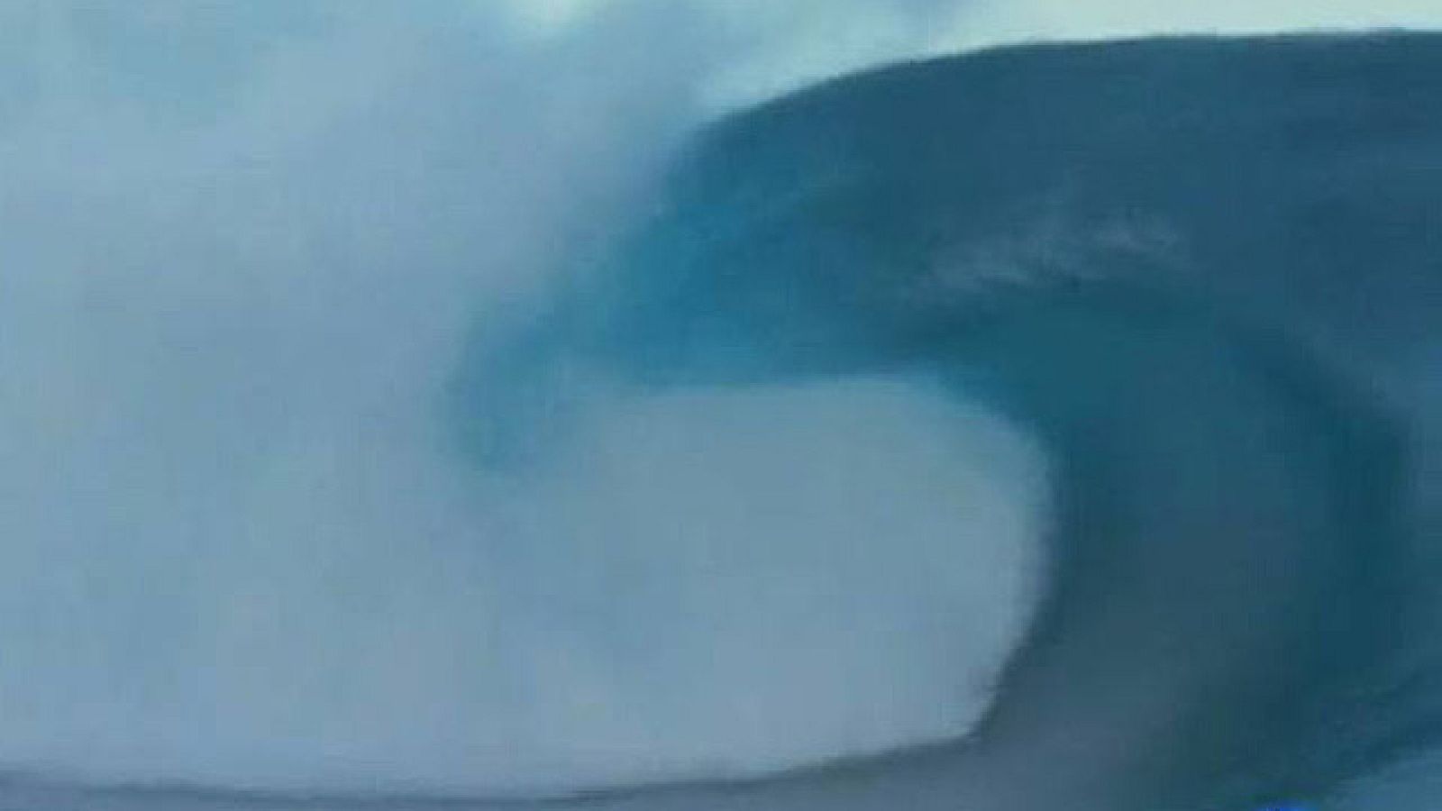 El francés Jeremy Flores ha conseguido un histórico doble 10 en una impresionante ola en Tahití. Solo tres surfistas lo han conseguido en toda la historia.