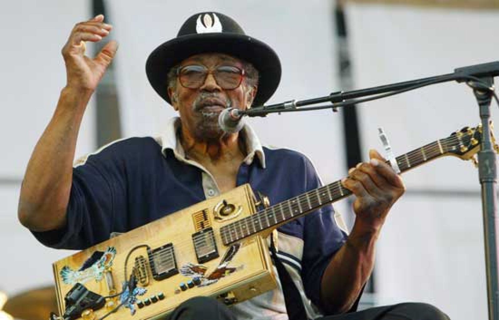 Bo Diddley, considerado uno de los creadores del "rock'n'roll" con su canción "Bo Diddley", ha fallecido en su residencia de Florida a los 79 años como consecuencia de un fallo cardíaco (02/06/08).