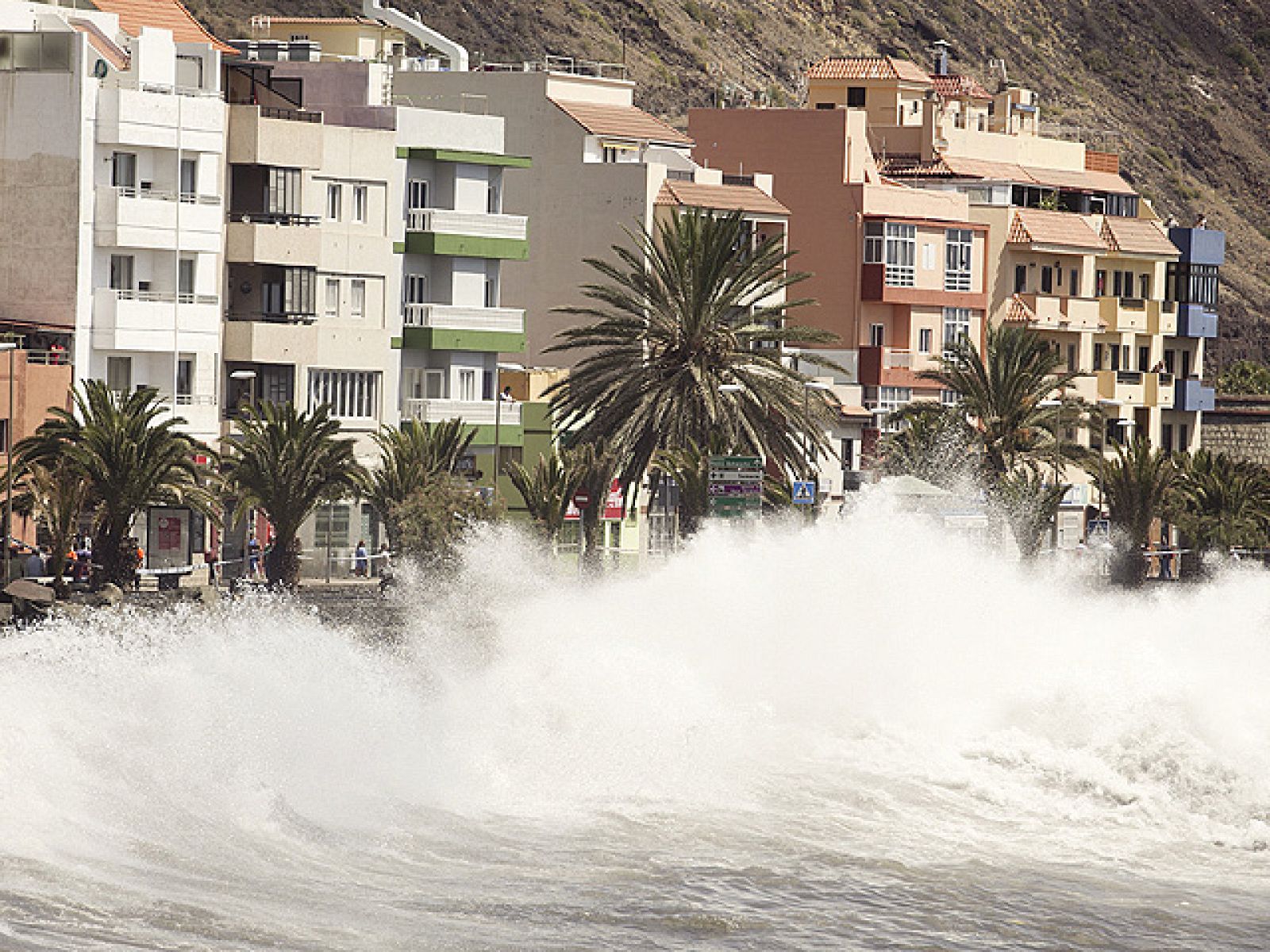 Las fuertes olas siguen azotando San Andrés (Tenerife) | Ver