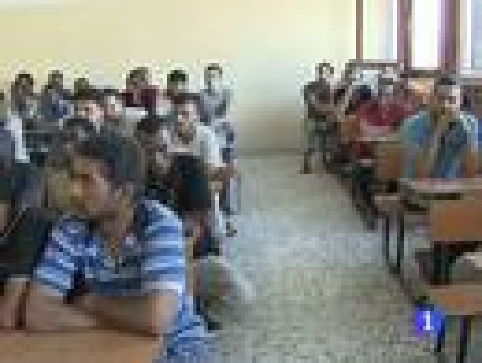 Telediario 1: Los rebeldes mantienen a miles de prisioneros en escuelas y cárceles de todo el país | RTVE Play