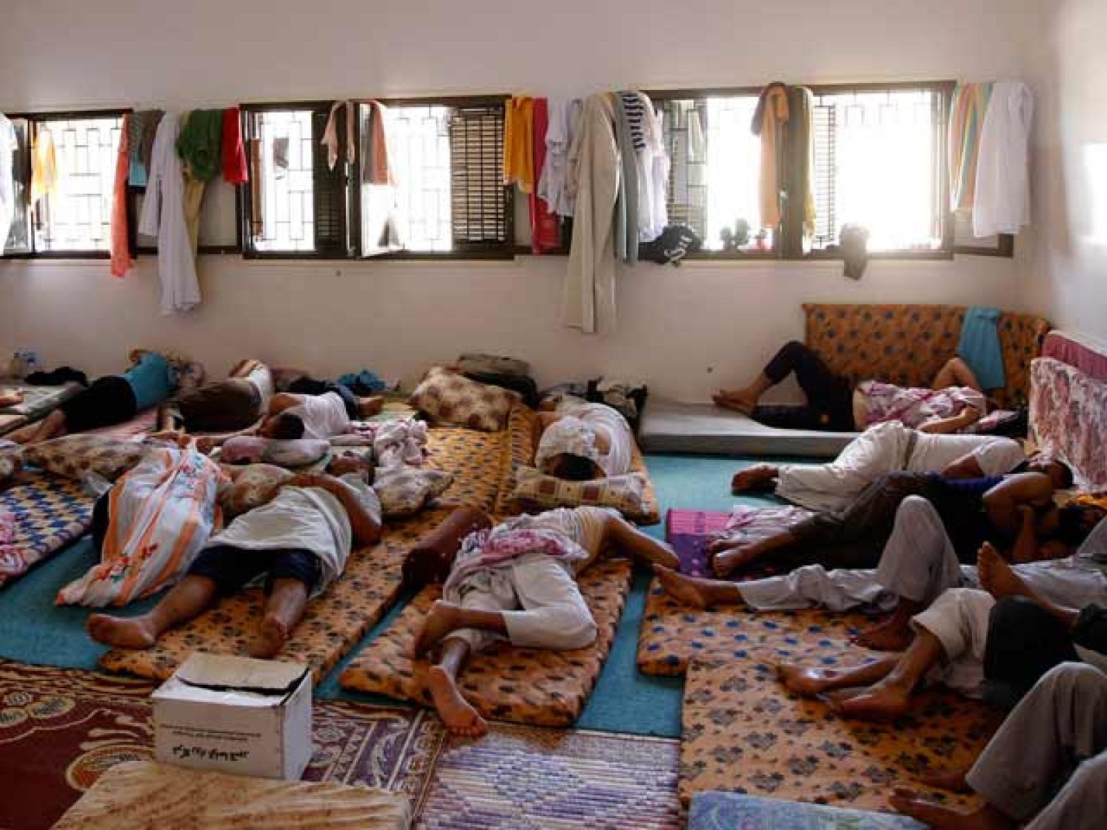 Los rebeldes mantienen a miles de prisioneros en escuelas y cárceles de todo el país