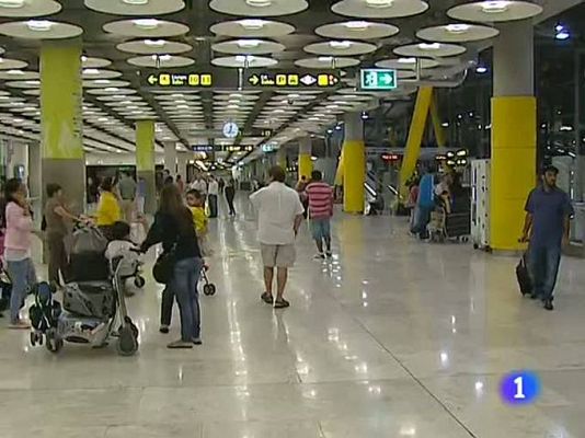 Los españoles afectados por el huracán Irene empiezan a llegar a Barajas y al Prat