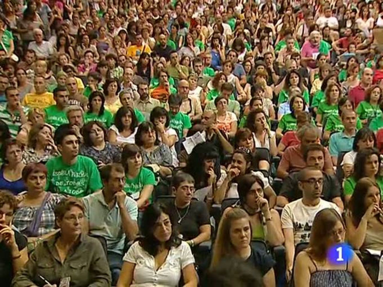 Telediario 1: Movilizaciones en educación por los recortes anunciados por los gobiernos regionales | RTVE Play