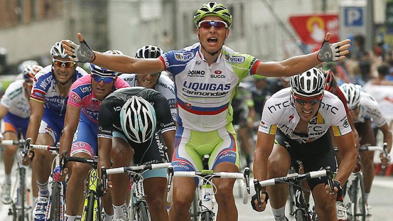 El corredor eslovaco Peter Sagan, del Liquigas, se ha impuesto al  sprint en la duodécima etapa de la Vuelta ciclista a España,  disputada entre Ponteareas y Pontevedra sobre 167,3 kilómetros, por  delante del alemán John Degenkolb (HTC) y el italian