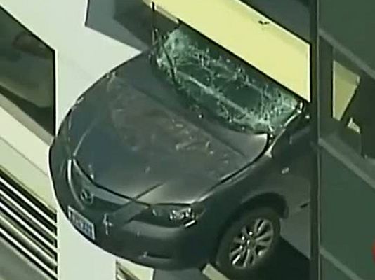 Informativo 24h - Un vehículo se empotra en la fachada de un aparcamiento en San Francisco