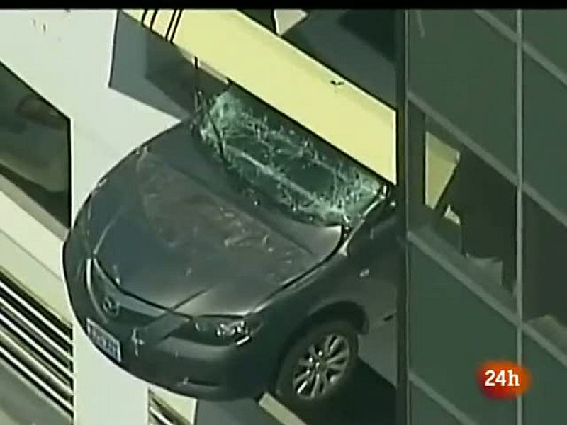 Un vehículo se empotra en la fachada de un aparcamiento en San Francisco 