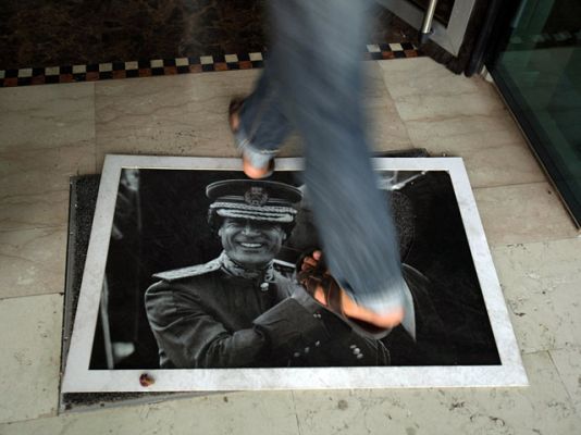 Informativo 24h - Los rebeldes piden a los combatientes de otras ciudades que abandonen Trípoli