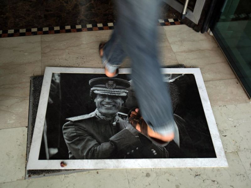 Los rebeldes piden a los combatientes de otras ciudades que abandonen Trípoli 