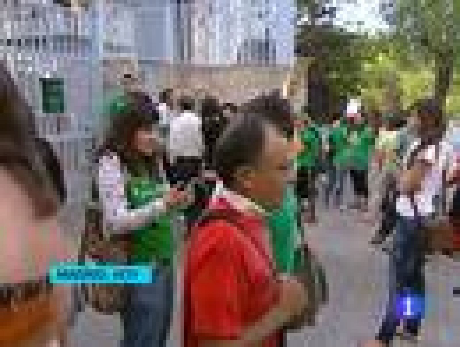 Los profesores siguen encerrados en espera de que Aguirre de marcha atrás