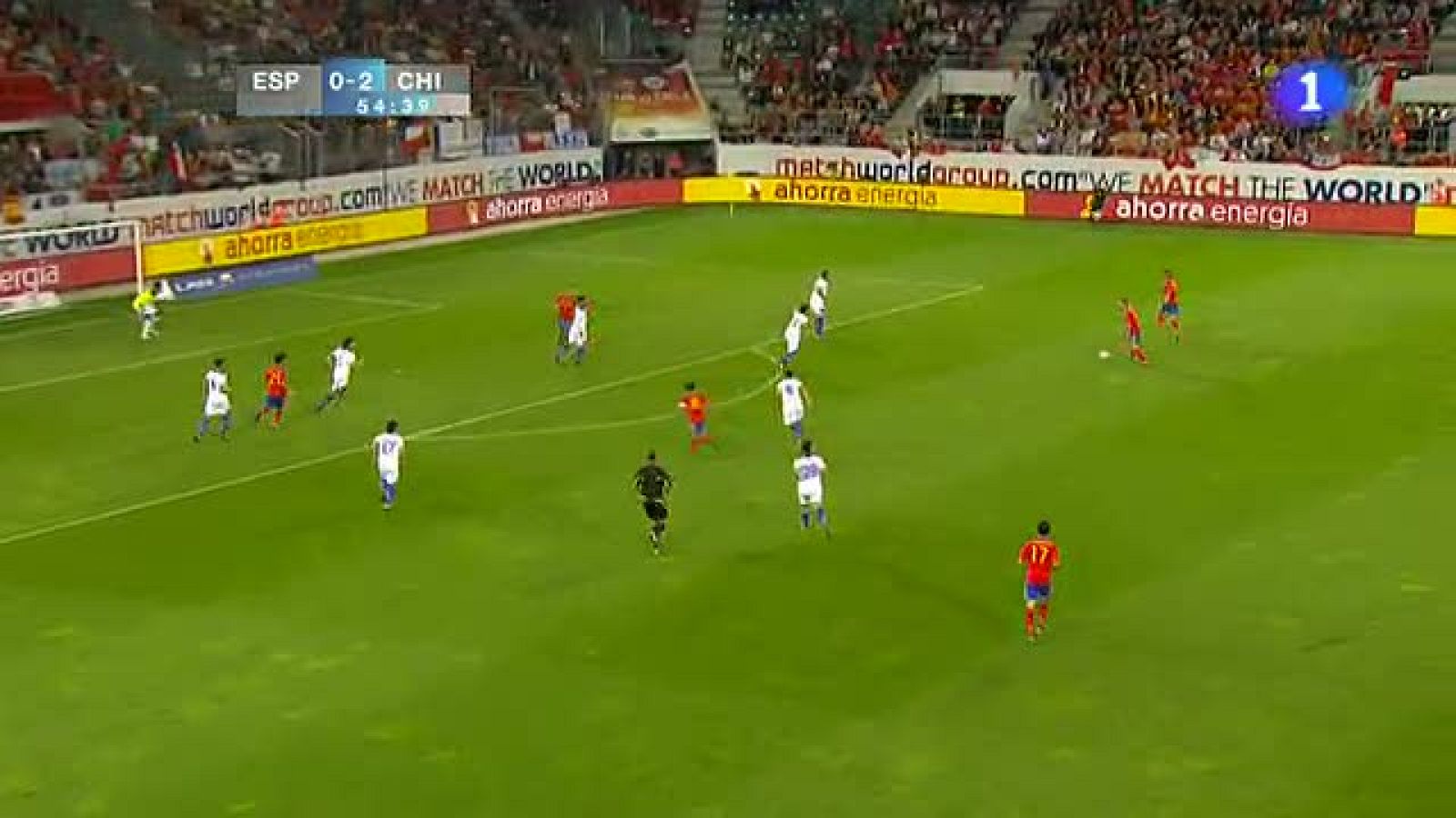 El centrocampista de la selección española cruza el balón desde fuera del área, haciendo inútil la estirada de Bravo