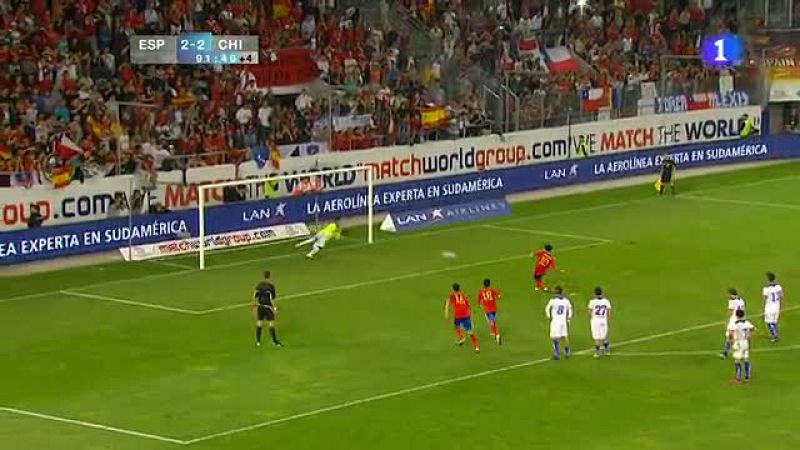 Cesc Fábregas ha sido el autor del tercer tanto que ha dado la victoria a España frente a Chile en el minuto 92. El gol llegó de penalti y con algo de fortuna. 