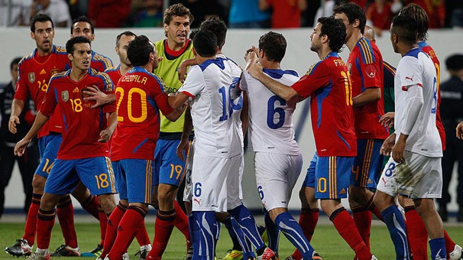 Una falta de Vidal sobre Iniesta en el minuto 93 ha provocado una trifulca entre jugadores de ambos equipos