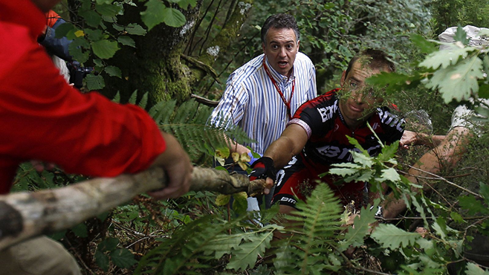 Los ciclistas Vanmarcke (Garmin-Cervelo) y Karsten Kroon (BMC) se cayeron por el terraplén en el descenso del puerto de Ventana cuando marchaban en la fuga de cabeza. Ambos corredores están bien pero necesitaron ser ayudados para ser sacados del luga