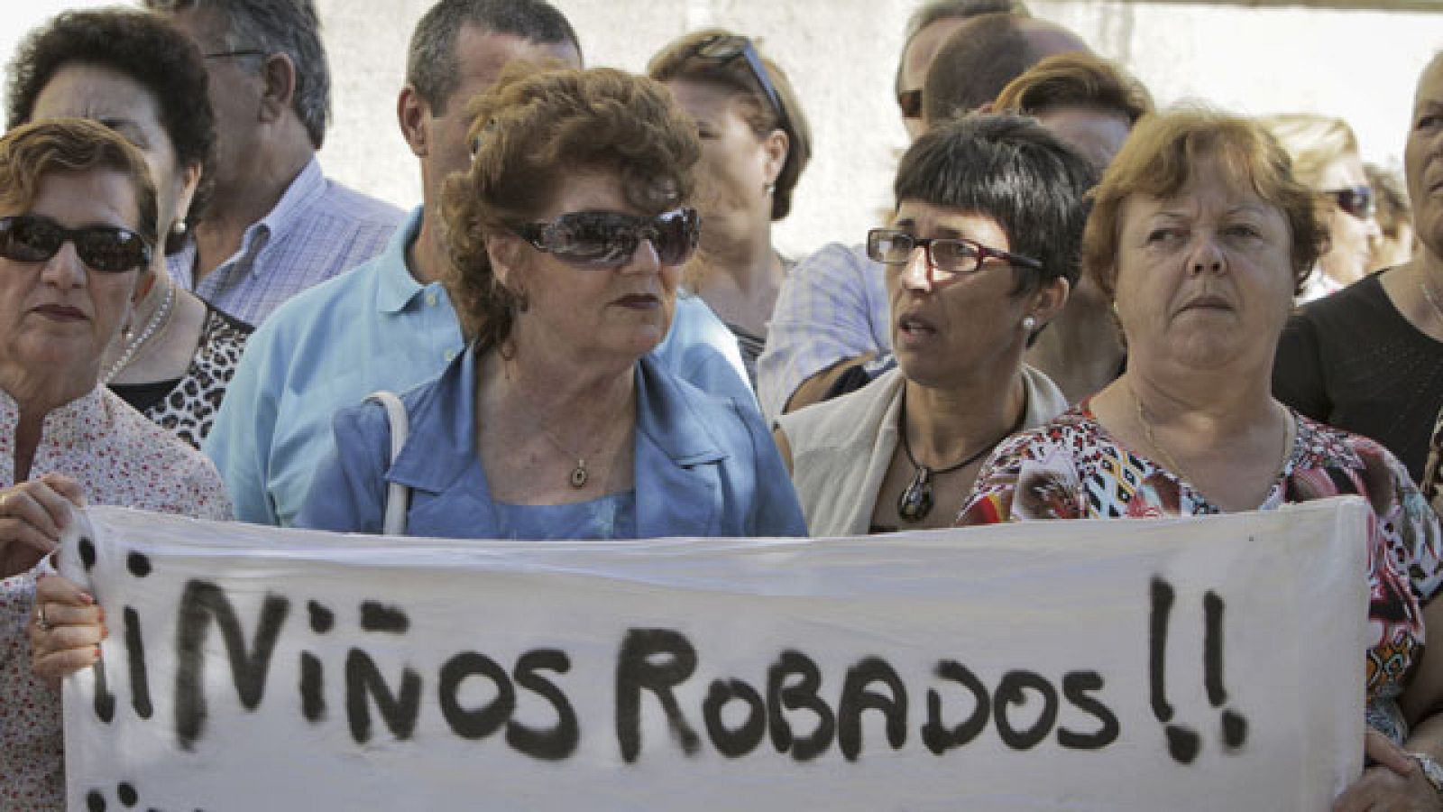 Los afectados por los robos de niños se manifiestan en varias ciudades españolas