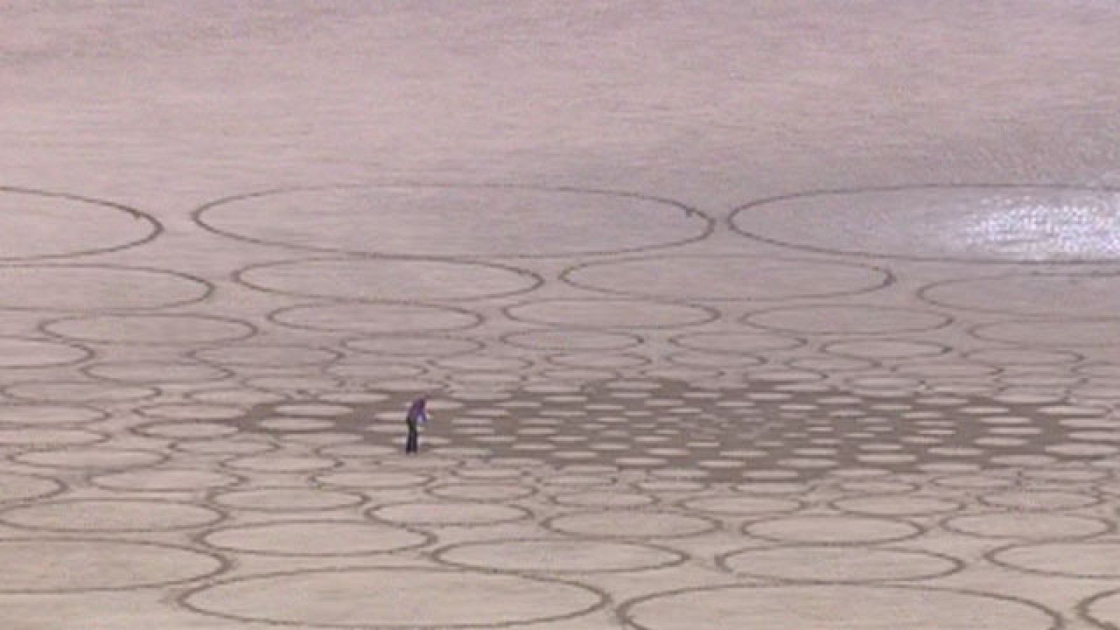 Arte efímero en la arena de Urdaibai, en Bizkaia