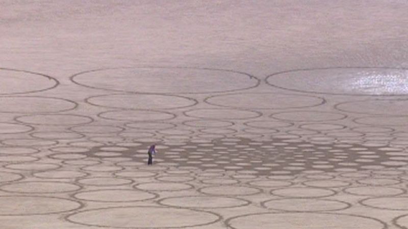 Arte efímero en la arena de Urdaibai, en Bizkaia