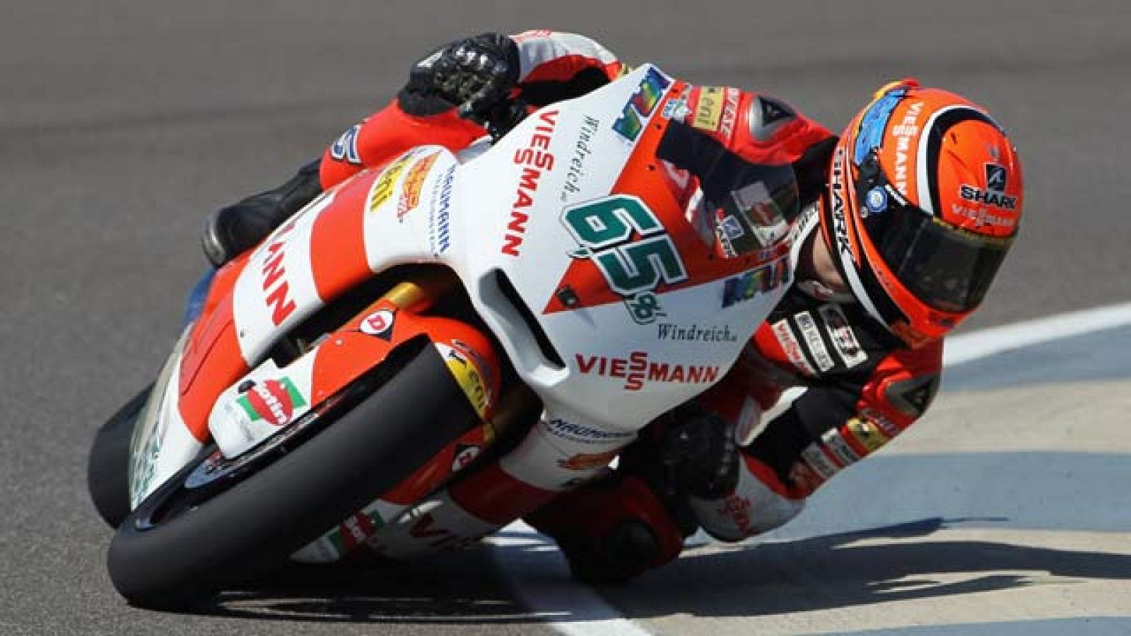 Stefan Bradl ha puesto fin a una racha de cuatro 'poles' consecutivas de Marc Márquez, que acabó en segundo lugar. Sorpresa relativa en la sesión oficial del octavo de litro. Johann Zarco se llevó la 'pole' del GP de San Marino, la segunda que suma e