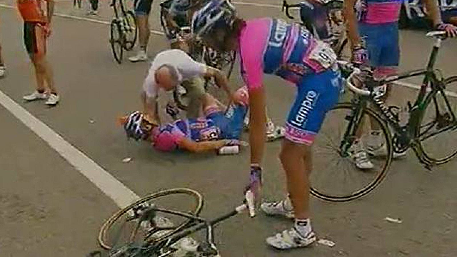 Camino del Alto del Cordal, puerto precedente al L'Angliru, todos los corredores luchan por coger buenas posiciones en el pelotón. Esta lucha fue la causa de un enganchón en medio del grupo que llevó al suelo a tres corredores del Lampre, dos Euskalt