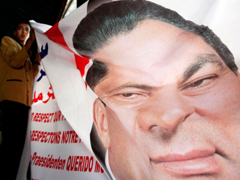 Se reanuda el juicio contra Mubarak en medio de enfrentamientos entre partidarios y detractores