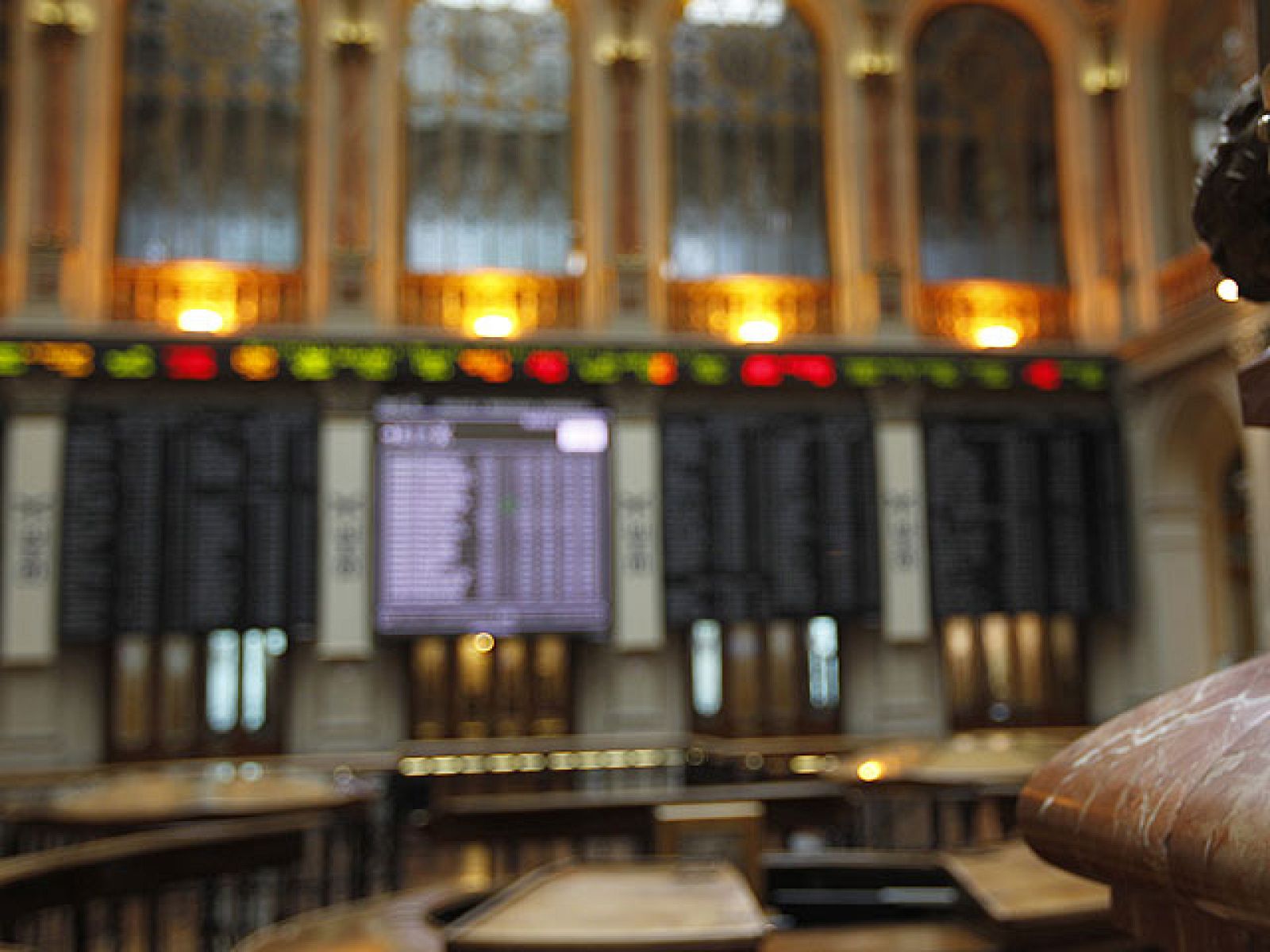 Las bolsas europeas caen con fuerza al mediodía