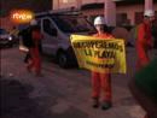  - Una docena de activistas de Greenpeace han tomado el hotel construido en la playa de El Algarrobico