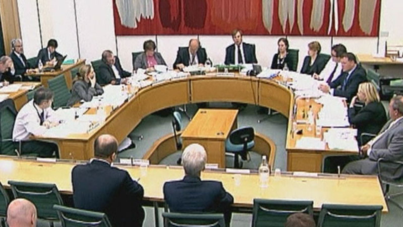 El Parlamento Británico interroga a 4 ex directivos del imperio de Murdoch