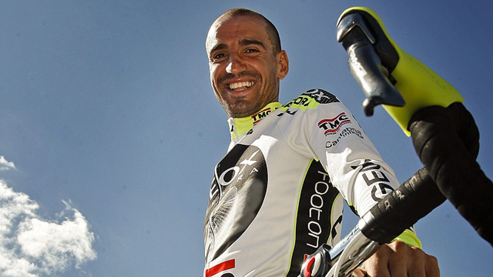 El flamante líder de la Vuelta ciclista a España 2011, el cántabro Juanjo Cobo, ha sido aclamado en la salida de Villa Romana La Olmeda y eso que la carrera todavía no ha llegado a Cantabria.