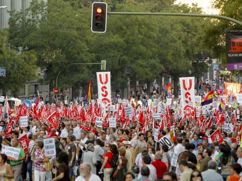 Cientos de personas marchan convocadas por los sindicatos contra la reforma de la Constitución
