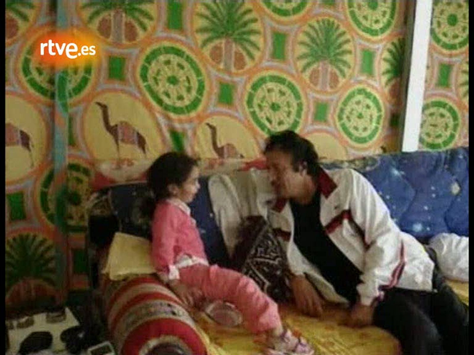 Sin programa: El "otro" Gadafi: un abuelo cariñoso en chándal en la intimidad de su jaima | RTVE Play