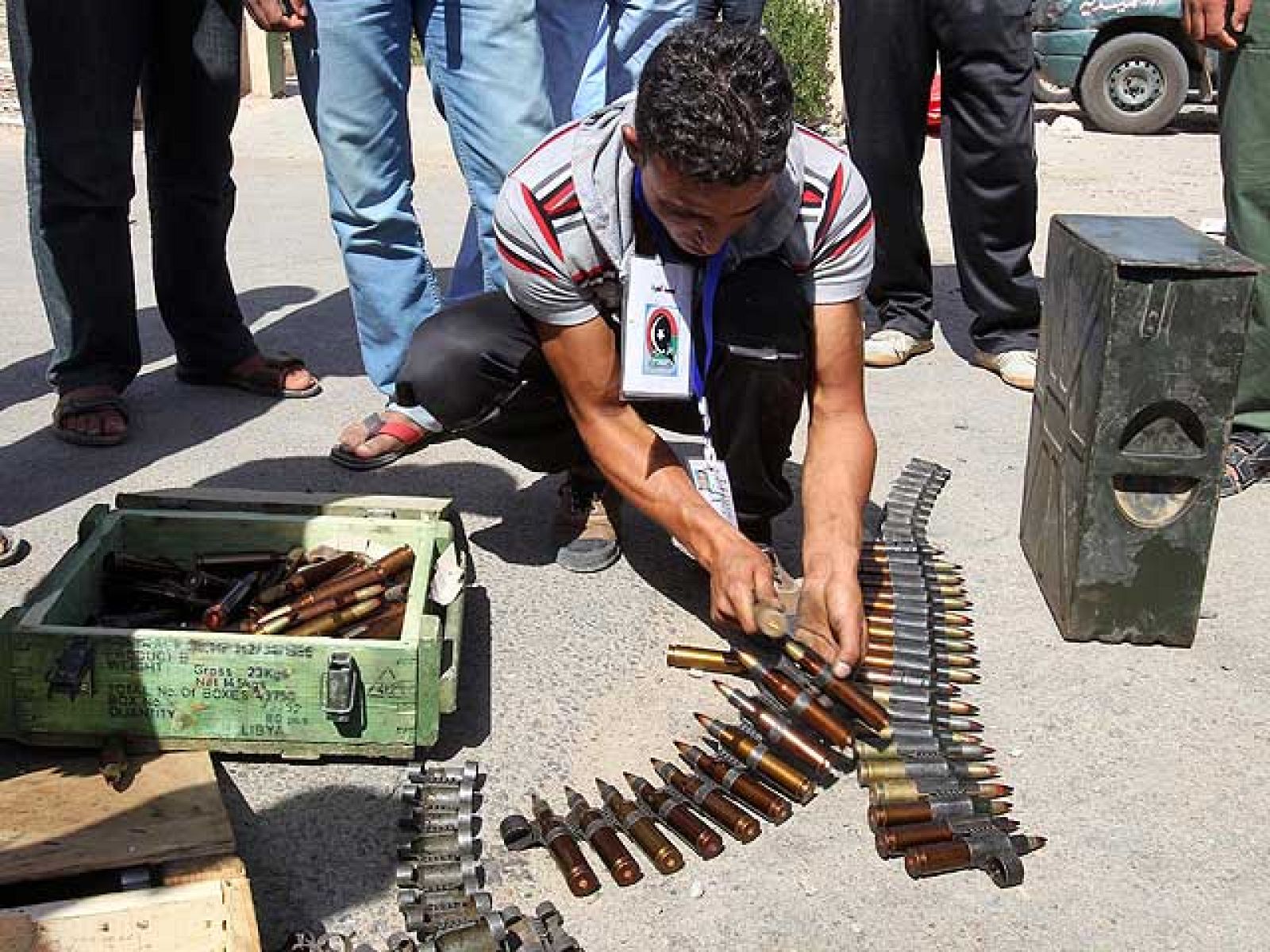  Las ONG alertan del riesgo de que grupos terroristas se apoderen de los arsenales de armas gadafistas