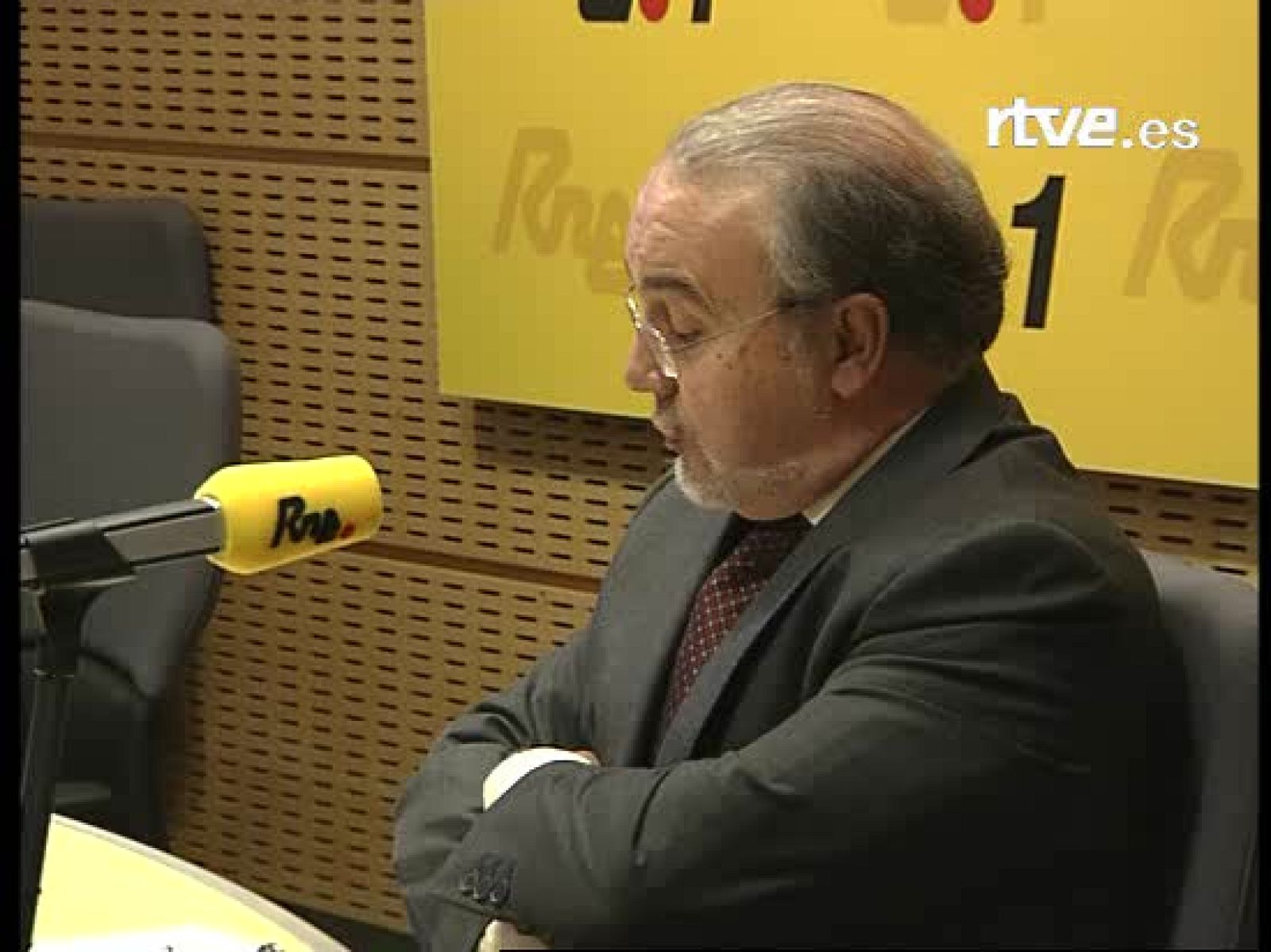 El ministro de Economía, Pedro Solbes, valora como negativamente el dato del paro