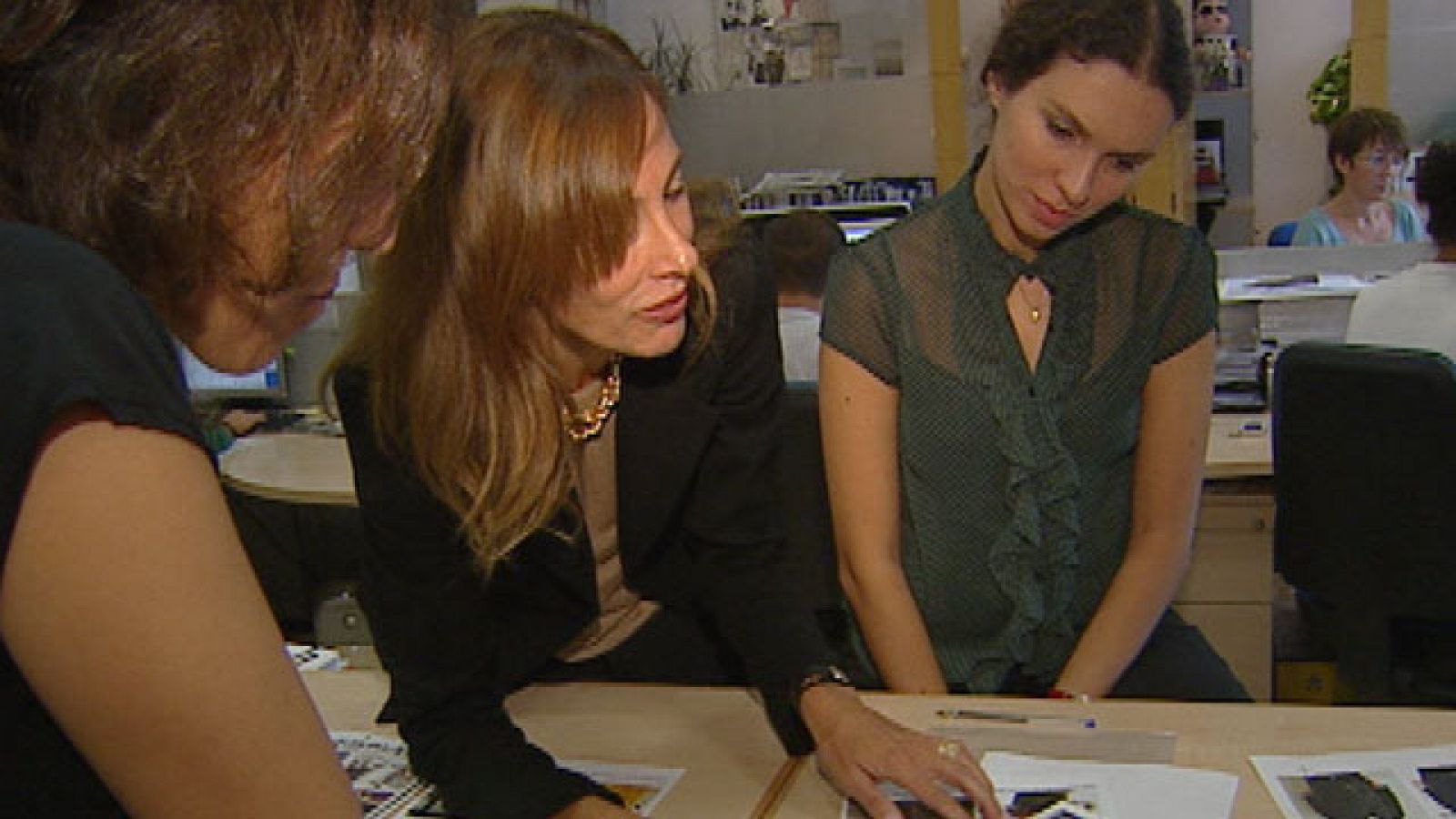 Cada vez hay más mujeres que ocupan puestos de alta cualificación pero no cobran igual que los hombres | Ver