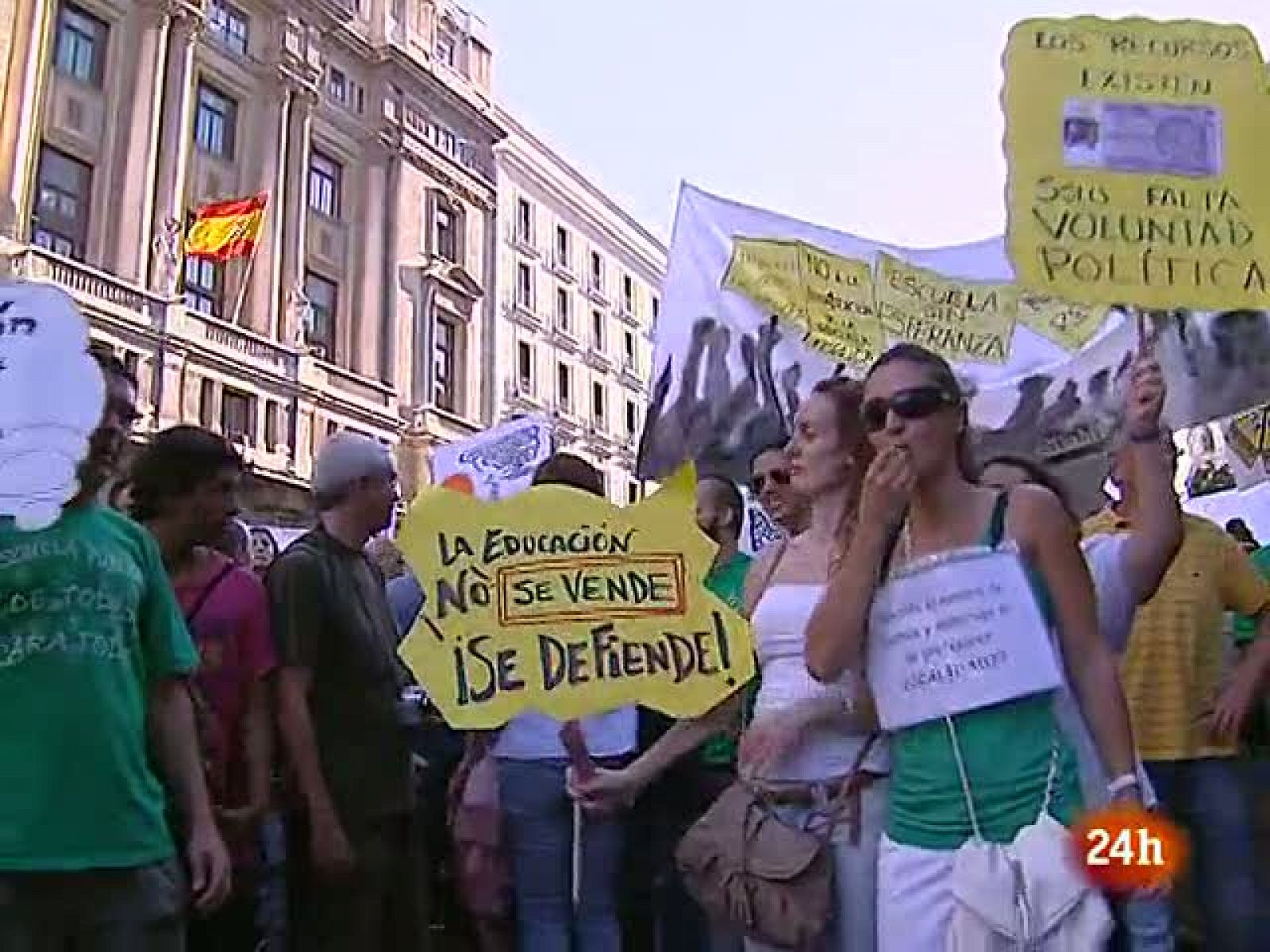 Informativo 24h: Un centenar de personas protestan ante la Consejería de Educación tras el  endurecimiento de las condiciones del encierro de docentes | RTVE Play