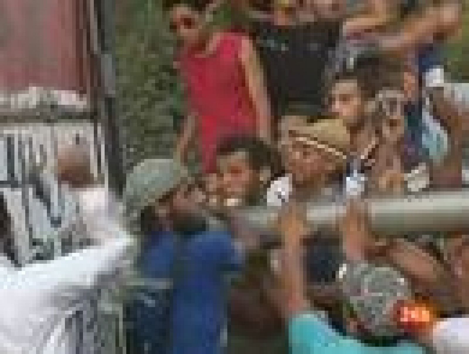 Manifestantes egipcios derriban el muro de la Embajada israelí en El Cairo - Informativo 24h | Ver